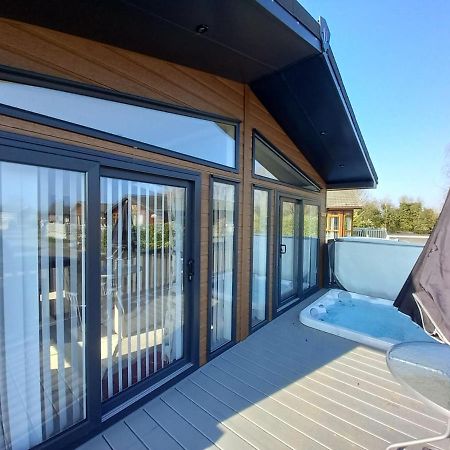 Penny Lodge With Hot Tub Malton Extérieur photo