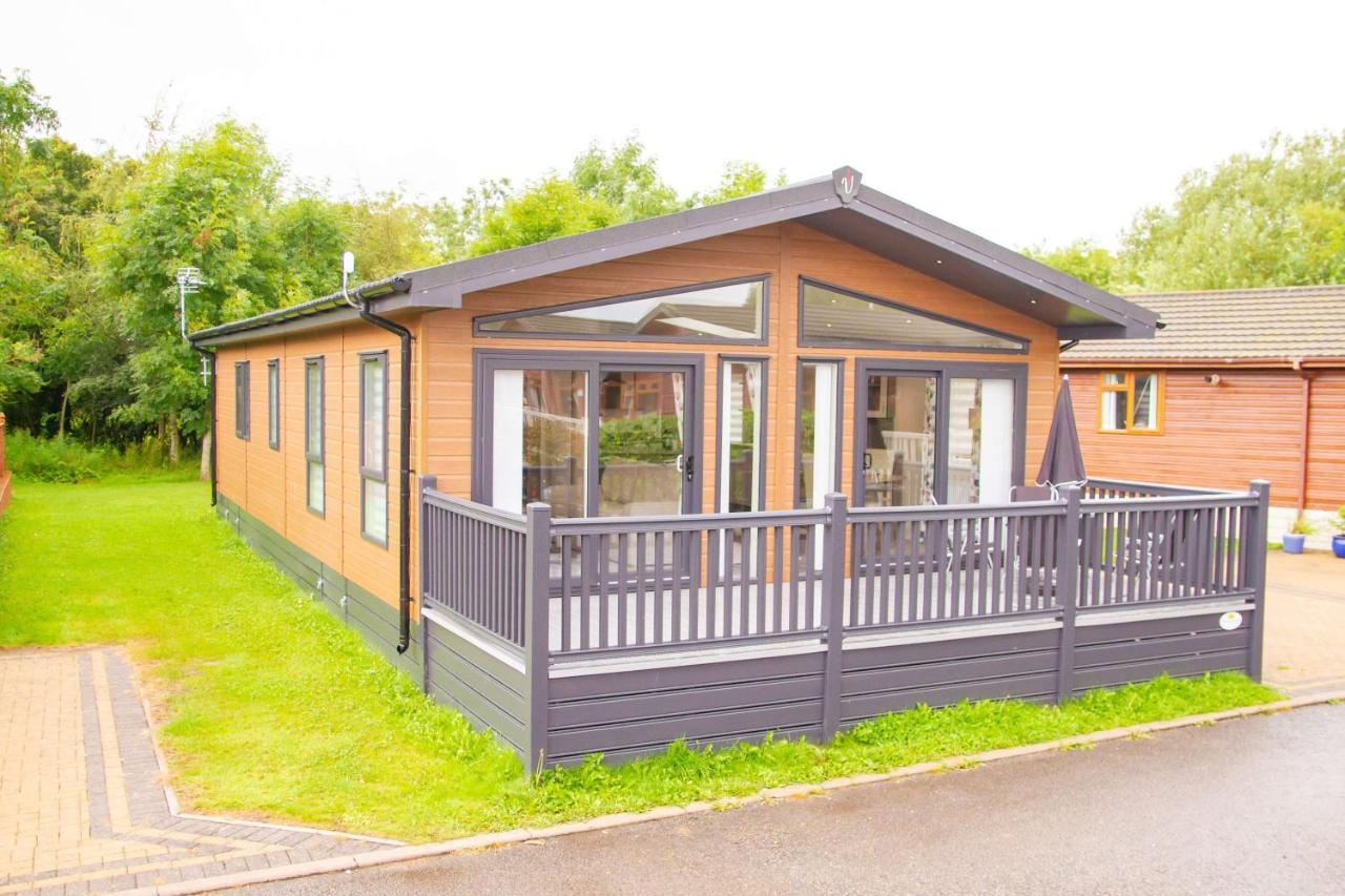 Penny Lodge With Hot Tub Malton Extérieur photo