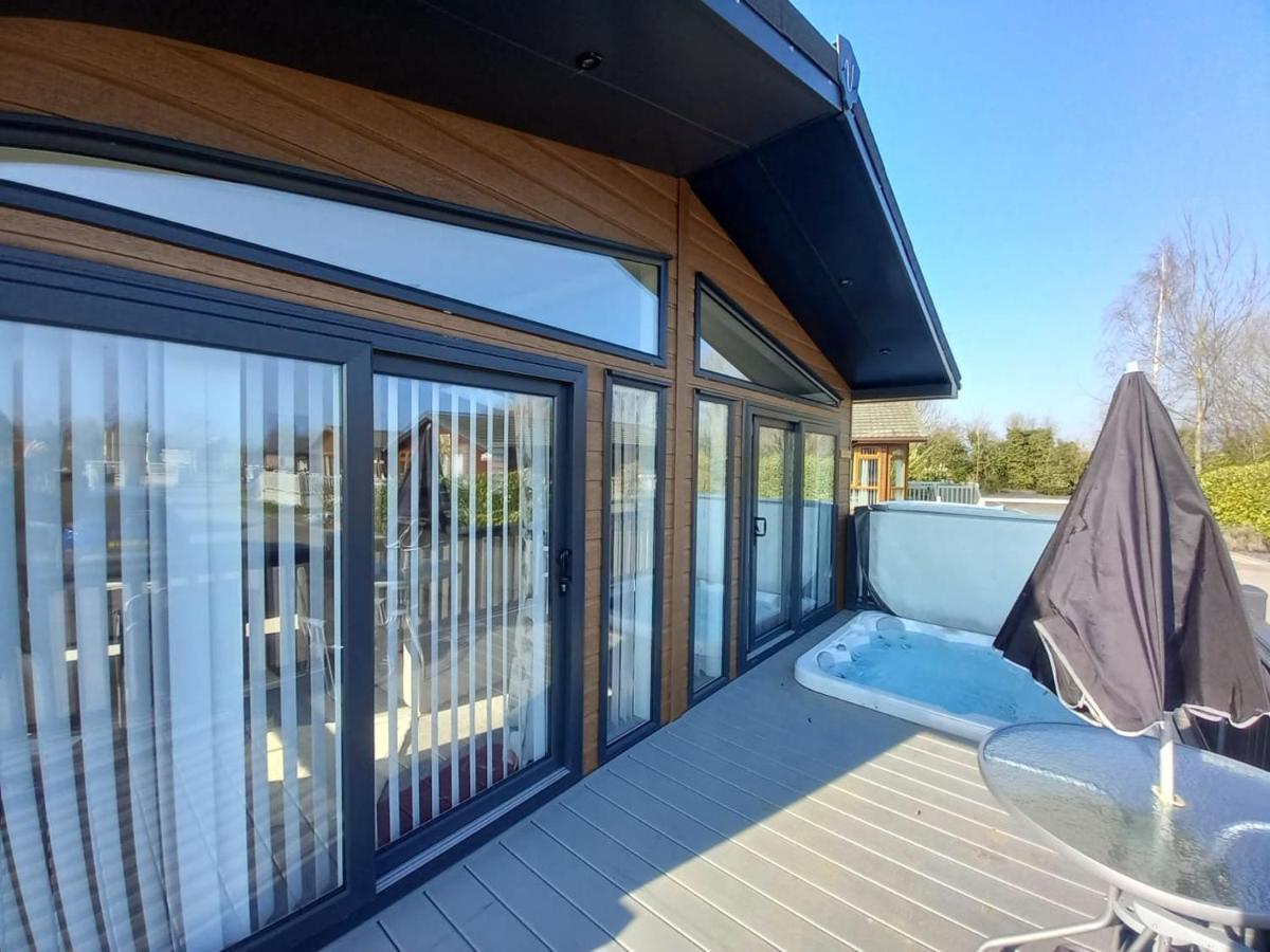 Penny Lodge With Hot Tub Malton Extérieur photo